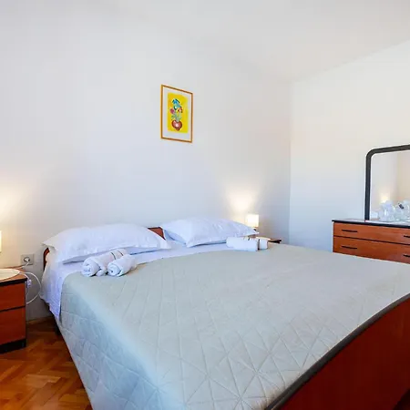 Cozy In Novigrad With Kitchen Apartment