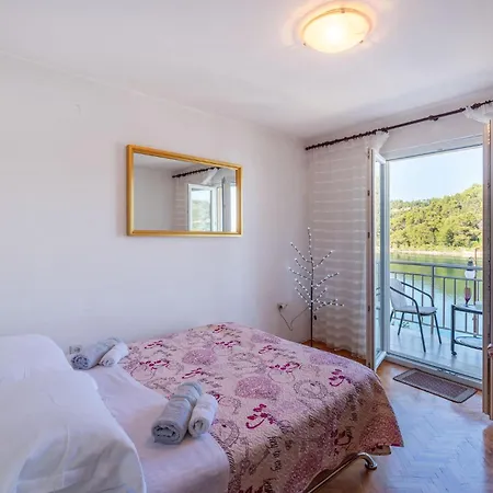 Cozy In Novigrad With Kitchen Apartment
