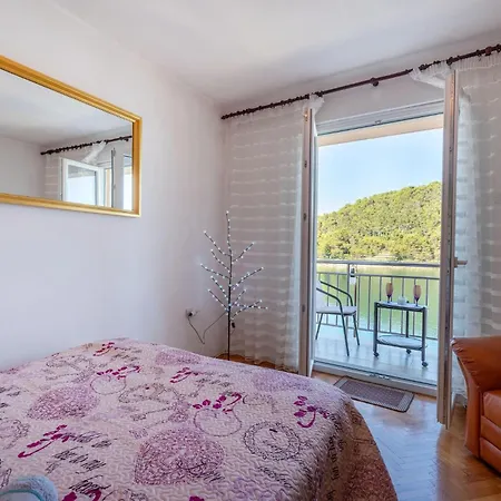 Apartmán Cozy In Novigrad With Kitchen