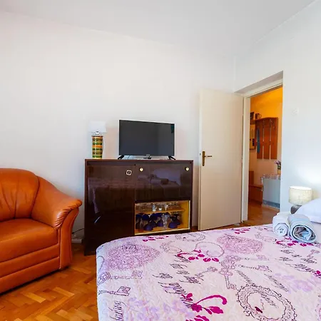 Apartament Cozy In Novigrad With Kitchen *
